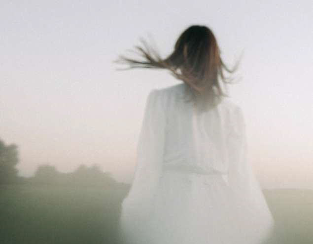Mujer en paisaje de niebla